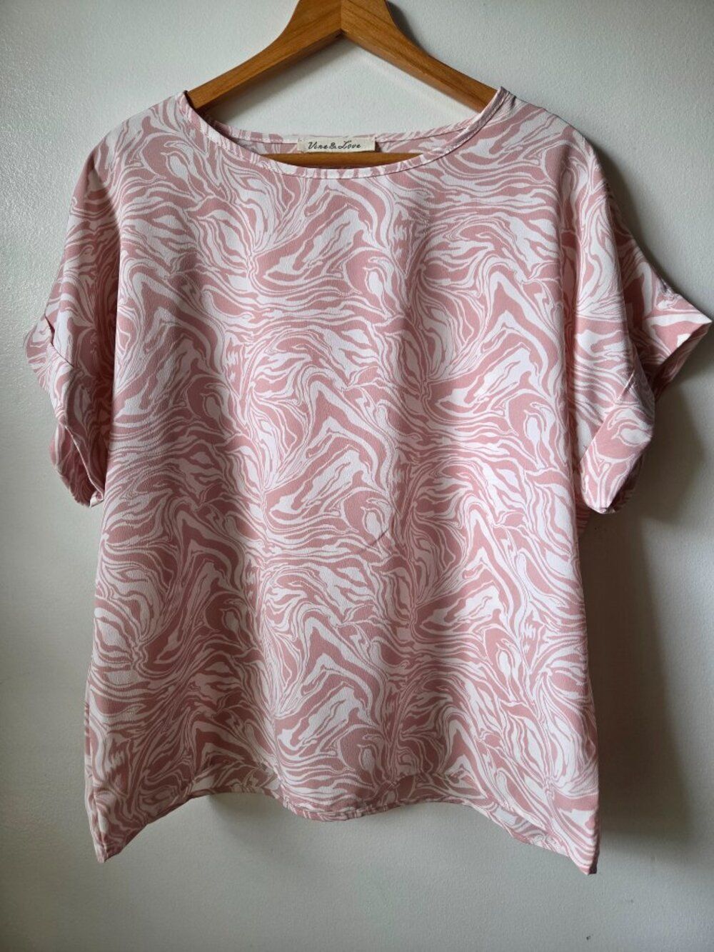 NWOT VINE & LOVE MARBLE PRINT CAP SLEEVES TEE SIZE LARGE